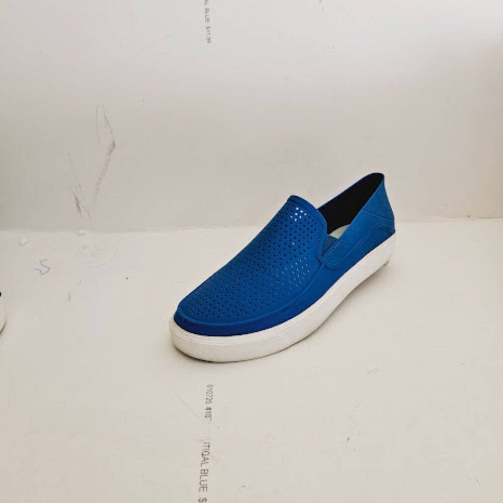 Blue Minimalist Flats with Elastic Panels